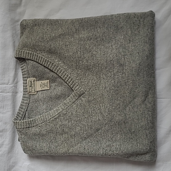 L.L. Bean Men's Lambswool V-Neck Sweater - Picture 1 of 4